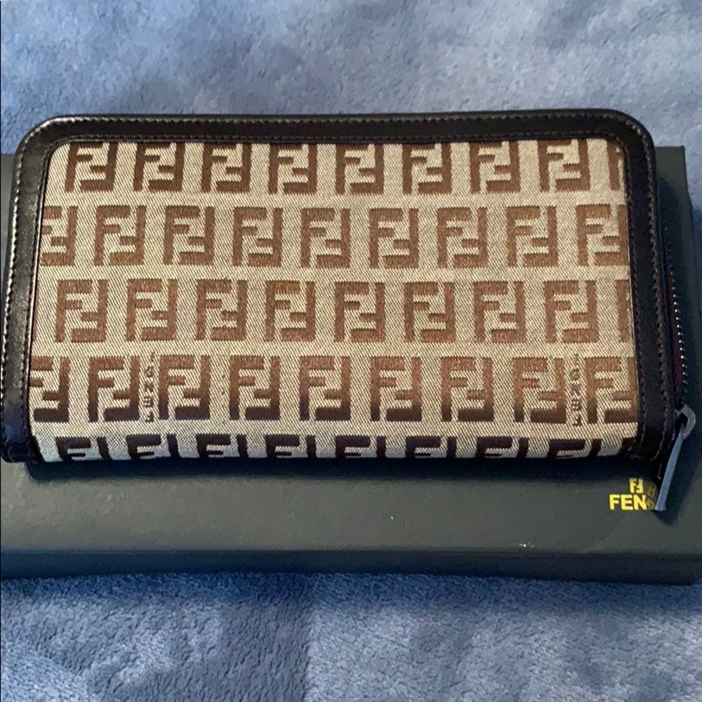 Women’s fendi wallet
